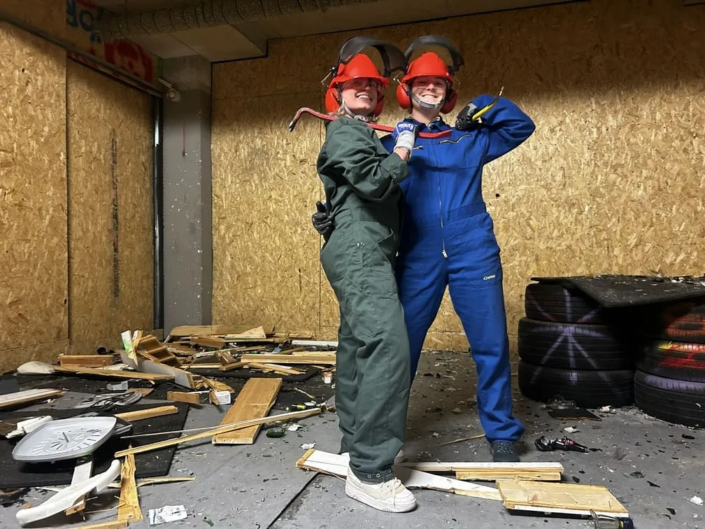 Twee meiden met Rage Room-wapens op de schouders