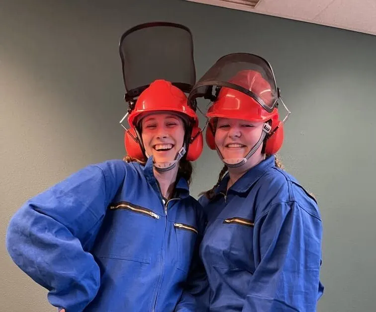 Twee meiden met beschermende uitrusting in de Rage Room Eindhoven