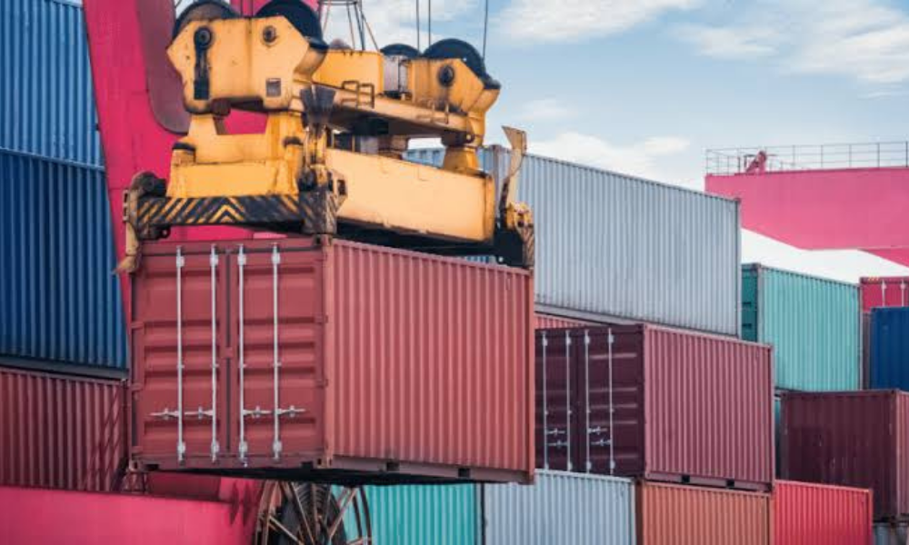 Containers op terminal met opslagkosten 